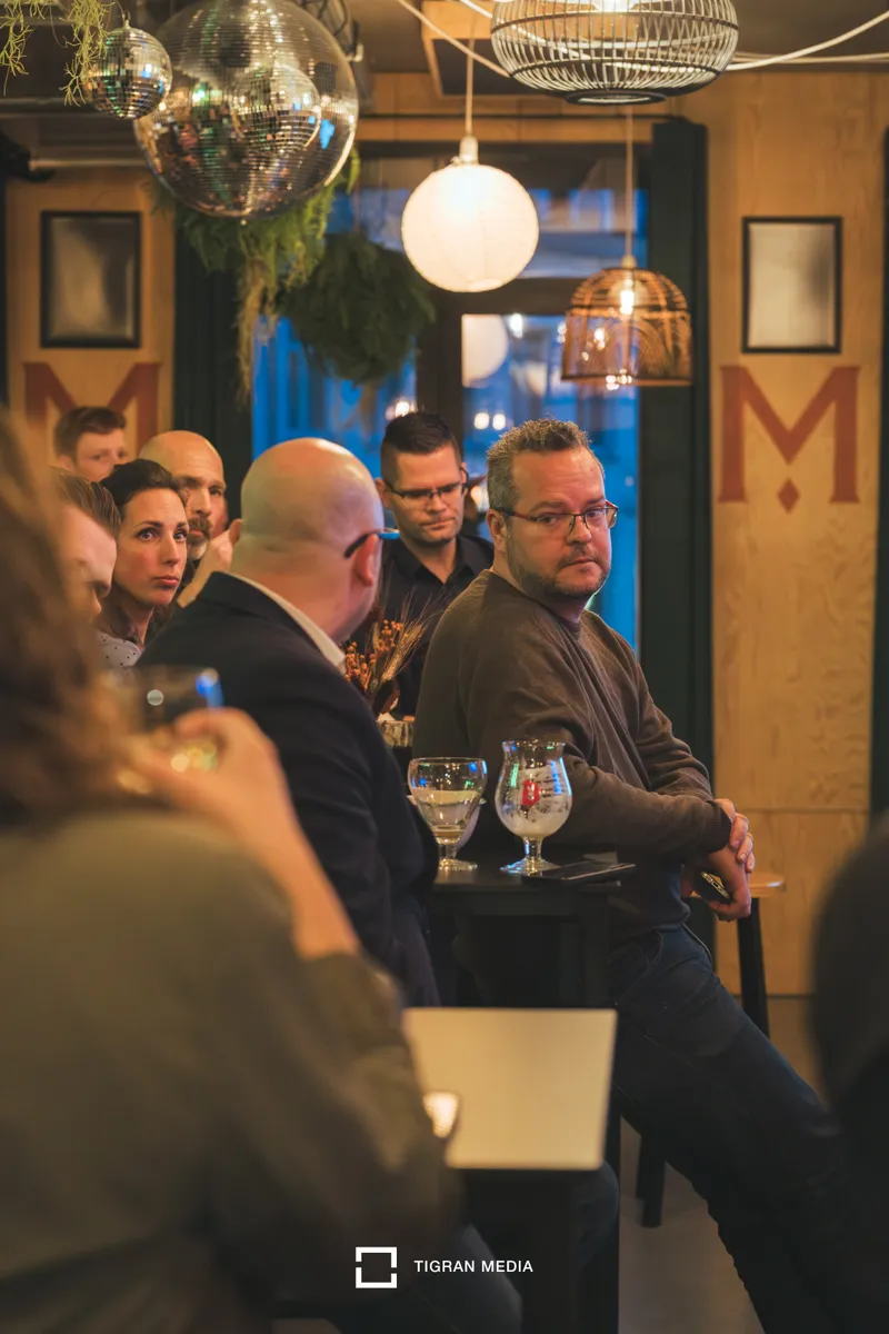 Professioneel netwerkevent met deelnemers in gesprek tijdens AI avond