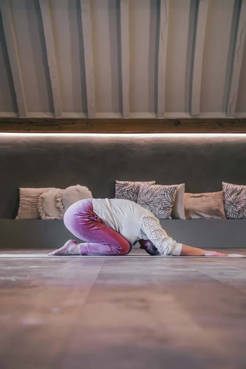 Yoga pose van Anja tijdens branding fotoshoot bij Ananda in rustige en professionele setting